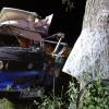 Ein 31-Jähriger ist mit seinem Auto gegen einen Baum geprallt. Die Feuerwehr konnte den Mann lebend befreien, seine Verletzungen sind aber schwer.