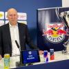 Münchens Trainer Don Jackson spricht auf einer Pressekonferenz.