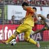 Lionel Messi überwindet Osasunas Torwart Andres Fernandez. 