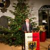 Oberbürgermeister David Wittner bei der Aufzeichnung des Neujahrsempfangs vor dem städtischen Weihnachtsbaum im Foyer des Rathauses. In seiner Rede ging der OB auch auf die Finanzlage der Stadt Nördlingen ein.  	