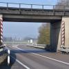 Die historische Bahnbrücke an der B25 bei Ebermergen wird abgebrochen.