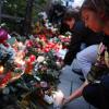 Eine Teilnehmerin einer oekumenischen Trauerfeier stellt am Mittwoch (16.09.09) in München am S-Bahnhof Solln fuer den zu Tode gepruegelten Dominik Brunner Blumen eine Kerze nieder.