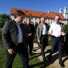 Wirtschaftsminister Hubert Aiwanger zu Besuch im Klostergarten in Holzen mit Michel Winter (links) und Martin Riß vom Dominikus-Ringeisen-Werk und MdL Fabian Mehring. 