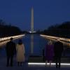 In Erinnerung an die vielen Corona-Toten halten Joe Biden und seine Frau Jill sowie Kamala Harris mit ihrem Mann am Lincoln Memorial in Washington einen Moment inne.