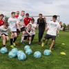Andreas Luthe (2. von rechts) ist von der integrativne Kraft des Fußballs überzeugt. Deshalb führt der FCA-Torhüter mit seinem Verein auch ein Projekt für Flüchtlinskinder durch.
