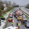 Bei dem Unfall auf schneeglatter Fahrbahn sind  mehrere Fahrzeuge ineinander gekracht Eine 18-Jährige starb, zwölf Menschen wurden zum Teil schwerst verletzt.