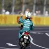 Nach einem Defekt an seinem Aston Martin im freien Training düste Vettel auf dem Motorroller zurück in die Garage. Ein teurer Spaß. Die Rennkommissare verhängten 5000 Euro Strafe.