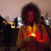 Trauer: Eine Russin hält zum Gedenken an die Absturzopfer der Militärmaschine Tu-154 eine brennende Kerze in den Händen.