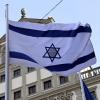 Die Israel-Flagge, die die Stadt aus Zeichen der Solidarität mit Israel gehisst hat, ist bereits zwei Mal heruntergerissen worden. 