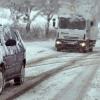Im Winter können sich vom Dach eines Lastwagens Eisplatten lösen und Autos beschädigen. Die Autobahnpolizei rät daher dazu, ausreichend Abstand zu halten.