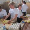 In der Küche sind die „Heinzelmännchen“ bei der Arbeit. Rund 100 ehrenamtliche Helfer sorgen dafür, dass beim Spätzlefest nichts schiefgeht. 

