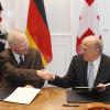 Der Schweizer Finanzminister Hans-Rudolf Merz (r.) und sein deutscher Amtskollege Wolfgang Schäuble unterzeichnen am 27.10.2010 das später gescheiterte Steuerabkommen. Foto: Peter Klaunzer/Archiv