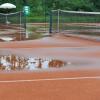 Seit Montag darf wieder Tennis gespielt werden. Allerdings machte das regnerische Wetter den Spielern einen Strich durch die Rechnung. Am 8. Juni startet dann die neue Saison. Auf- und Absteiger wird es aber nicht geben.  	