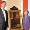 Die "Bauernstube" kehrt zurück: Bernhard Maaz, Generaldirektor der Bayerischen Staatsgemäldesammlungen, übergibt das Gemälde an Miriam Friedmann. 