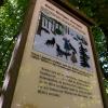 An die Legende von Menschen zerfleischenden Wolfsrudel erinnert bei Aystetten diese Schautafel.