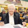 Maria Ebert, Senior-Chefin der Hühnerbraterei, sitzt über den Unterlagen für ihre Buchführung. Seit 1947 arbeitet sie auf dem Plärrer.   