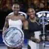 Serena Williams (r) gewann in Melbourne gegen ihre Schwester Venus.