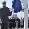 Nato-Generalsekretär Jens Stoltenberg spricht, während Militärpersonal die Flagge Finnlands vor dem Nato-Hauptquartier hisst. Finnland ist der 31. Mitgliedstaat der Allianz. 