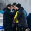 BVB-Profi Julian Ryerson (M.) wird nach seiner Verletzung von Dortmunds Trainer Edin Terzic (l) getröstet.