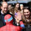 Prinz William und seine Frau, Herzogin Kate, feuern einen Läufer im Spider-Man-Kostüm an.