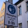 Hinweis auf die Maskenpflicht. Im Landkreis Augsburg steigen die Infektionszahlen weiter an. 