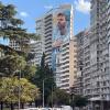 Die Skyline von Rosario ziert ein riesiges Messi-Bild.