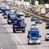 Fahrzeuge verschiedener bayerischer Ortsverbände des THW fahren mit Materialien zum Brückenbau über die Autobahn 8 in Richtung Slowenien.