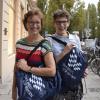 Inge Linder (links) und Student Peter van Rensen beim Haustürwahlkampf in München-Schwabing.