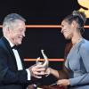 Eishockey-Bundestrainer Harold Kreis  bekommt von Laudatorin Mariama Jamanka bei der Verleihung des Medienpreises "Goldene Henne" die Trophäe in der Kategorie Sport überreicht. 