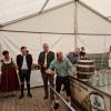 Das Baarer Brauereifest ist eröffnet: Erstmals stach Bürgermeister Roman Pekis das erste Fass Bier an, aufmerksam beobachtet von Franz Freiherr Groß von Trockau, Chef der Schlossbrauerei Unterbaar.  