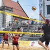 Beachvolleyball als Abwechslung für die Spitzensportler: Pantherkapitän Steffen Tölzer in Aktion, Aleksander Polaczek und Marco Sternheimer (von rechts) schauen zu.