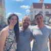 Die Amerikaner David Gribble (Mitte) und Samantha Johnson besuchen ihren Freund Maximilian Eberhardt in Augsburg. 