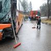 Bei diesem Unfall auf der Kreisstraße zwischen Mickhausen und Schwabmünchen wurde am heutigen Donnerstagnachmittag ein Busfahrer verletzt.