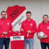 Der künftige Trainer Fabian Knötzinger (Mitte) wurde von den beiden Funktionären des TSV Unterthürheim, Richard Wörle (links), und Stefan Mayershofer, herzlich begrüßt. 	