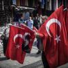 Türkei nach dem Referendum: Ein mobiler Flaggenhändler hofft in Istanbul auf gute Geschäfte.