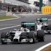 Nur wenn Lewis Hamilton (vorn) und Nico Rosberg die ersten beiden Plätze belegen hat Mercedes die Konstrukteurswertung vorzeitig gewonnen.