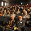 Jutta Speidel (vorne) setzte sich mit Gerhard Lehrberger zum Publikum, um ihren Fernsehfilm "Karla, Rosalie und das Loch in der Wand" zum ersten Mal auf einer Kinoleinwand zu sehen.