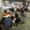 Überall im Hauptbahnhof Wien warteten Flüchtlinge darauf, dass es weiterging.