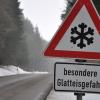 Auf schneeglatten Straßen sind einige Unfälle passiert. 