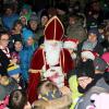 Dicht umringt wurde der Nikolaus in Meitingen, als er den erwartungsvollen Kindern seine Geschenke  überreichte. Im Jahr 2020 fällt der Weihnachtsmarkt in der Marktgemeinde Corona-bedingt jedoch aus. (Archivfoto)