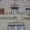 Der Schriftzug auf der Fassade zur Sainbacher Straße hin erinnert noch daran, dass das Gebäude einst ein Lagerhaus war. Heute beherbergt ist es anspruchsvolle Wohnungen mit einem besonderen Charme.