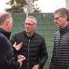 Beim FC Augsburg waren Paul Lambert (Mitte) und Michael Henke (rechts) zu Gast. Sie sammelten Eindrücke vom Training und trafen FCA-Manger Stefan Reuter (links).