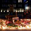 Menschen legen am Tatort Kerzen ab. Am Samstag hat in Münster ein Mann mit einer Lkw-Attacke mehrere Menschen und später sich selbst getötet.