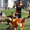 Die Thannhauser Ahmet Cam und Mesut Yildiz können nur zuschauen, wie der Wiesenbacher Torwart Tobias Konrad den Ball fängt. In diesem ersten Spiel der laufenden Runde ging der Bezirksliga-Absteiger leer aus. Seither hat die TSG lediglich einen Zähler geholt. 	