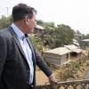 Bundesentwicklungsminister Gerd Müller beim Besuch eines der Flüchtlingslager in Bangladesch, wo aus Myanmar vertriebene Angehörige der Rohingya-Volksgruppe untergekommen sind. 