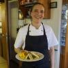 Die junge Küchenmeisterin Stefanie Koller hat zum Jahresende die elterliche Gaststätte im Hollenbacher Ortsteil Mainbach übernommen – und stellt sich damit gegen den Trend des Wirtshaussterbens. 	