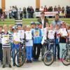 Mit Pokalen und Preisen wurden die jungen Verkehrsteilnehmer nach ihrer erfolgreichen Prüfung beim Fahrradturnier von den verantwortlichen Ausrichtern und Meitingens Bürgermeister Michael Higl ausgezeichnet.  
