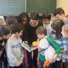 Zusammen mit Paula schauen die Kinder in das Buch von Kathrin Häffner von der Stadtbibliothek.  	 	