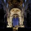 Helles Licht im dunklen Kirchenraum: Der „Alpenländische Advent“ ist auch wegen seiner Atmosphäre beliebt. 	