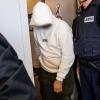 Der 20 Jahre alte Angeklagte wird in den Saal des Amtsgerichts Ulm geführt. Der bereits wegen einer Vergewaltigung einer 14-Jährigen verurteilte Mann aus Illerkirchberg, stand erneut vor Gericht.